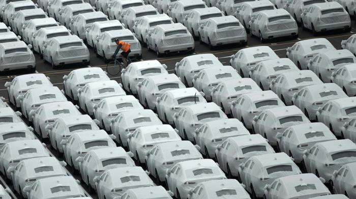 Rallentamento vendite auto elettriche in Europa: impatto sui porti e sul mercato