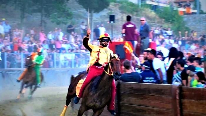 Grave incidente a cavallo a Monticiano: il fantino Andrea Chessa ferito durante le corse di addestramento