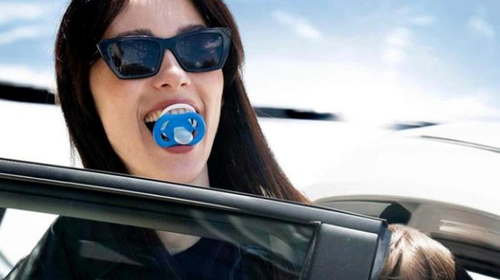 Aurora Ramazzotti: il dibattito sulle foto con il figlio Cesare