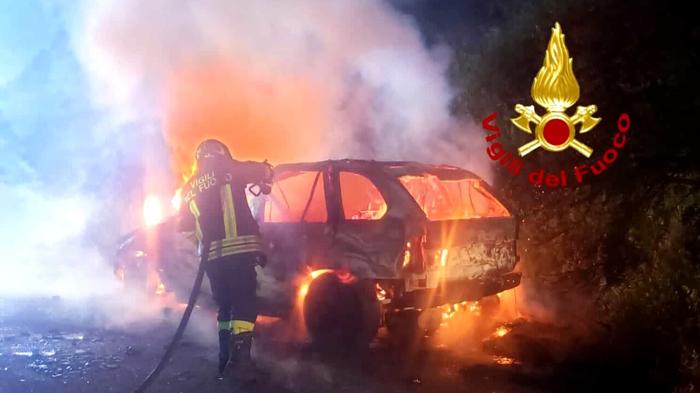 Incidente e incendio sulla strada provinciale 74: miracolosa salvezza dei due occupanti