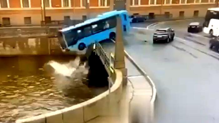 Tragedia a San Pietroburgo: Bus precipita nel fiume Mojka