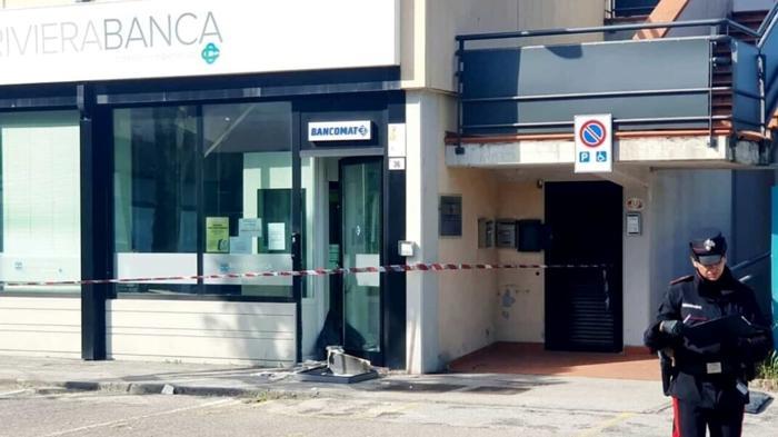 Assalto esplosivo al bancomat: malvivente perde un braccio