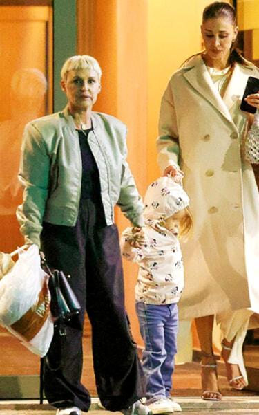Belen che esce dalla casa della sorella con l'amica Patrizia e la figlia, poco dopo uscirà (insieme a Gustavo e Veronica) anche Angelo, foto da Chi)-2