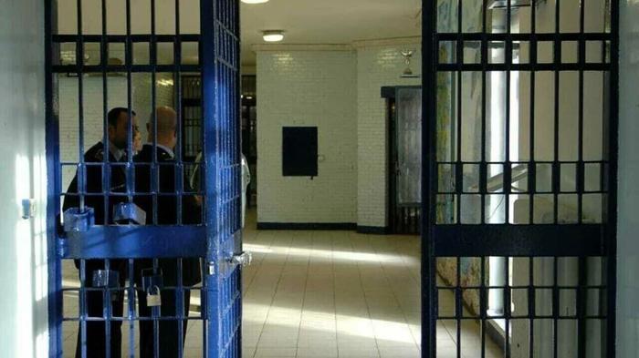 Rivolta nel carcere di Benevento: agenti feriti e tensione alta