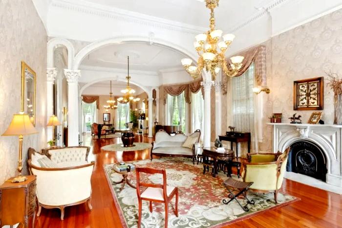 Il soggiorno principale è collegato ad altre tre stanze, foto New York Post casa american horror story-8