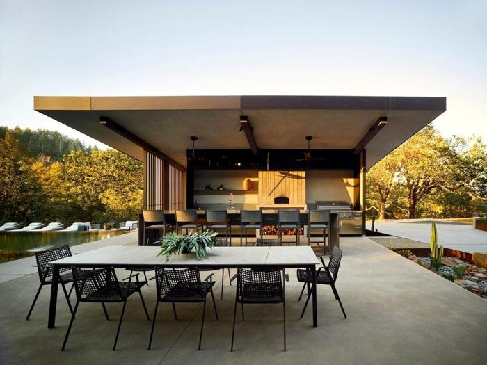 La casa ha una cucina all'aperto, foto @studiovara via Instagram casa antincendio california-6