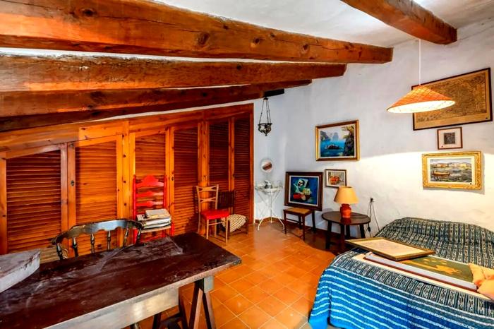 La proprietà ha arredi e dettagli in legno, foto New York Post casa Gabriel García Márquez-8