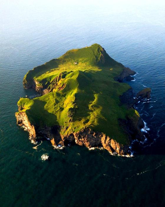 La casa isolata si trova a Elliðaey, foto @h0rdur via Instagram casa isolata-3