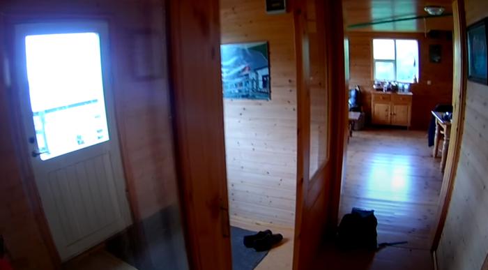 La casa sembra un cottage, foto Bjarni Sigurdsson YouTube casa isolata-6