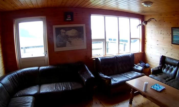 Nella casa non c'è né luce né elettricità, foto Bjarni Sigurdsson YouTube casa isolata-8