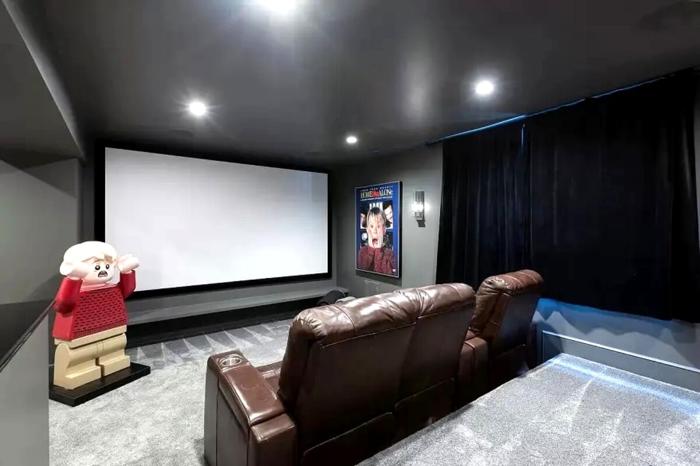 Nella casa c'è anche una sala cinema, foto New York Post casa mamma ho peso l'aereo-3