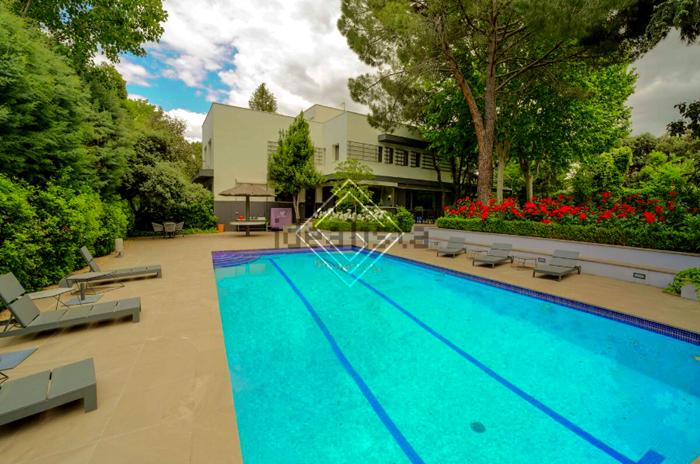 La piscina esterna, foto Idealista/GV | Real Estate casa mbappè-12