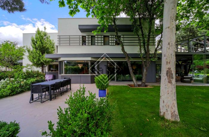 L'esterno della casa probabilmente acquistata da Kylian Mbappè, foto Idealista/GV | Real Estate casa mbappè-3