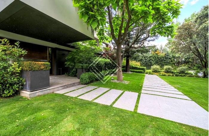 La casa è circondata da un ampio giardino, foto Idealista/GV | Real Estate casa mbappè-4