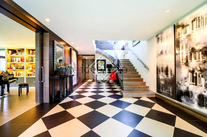 L'ingresso della casa, foto Idealista/GV | Real Estate casa mbappè-5