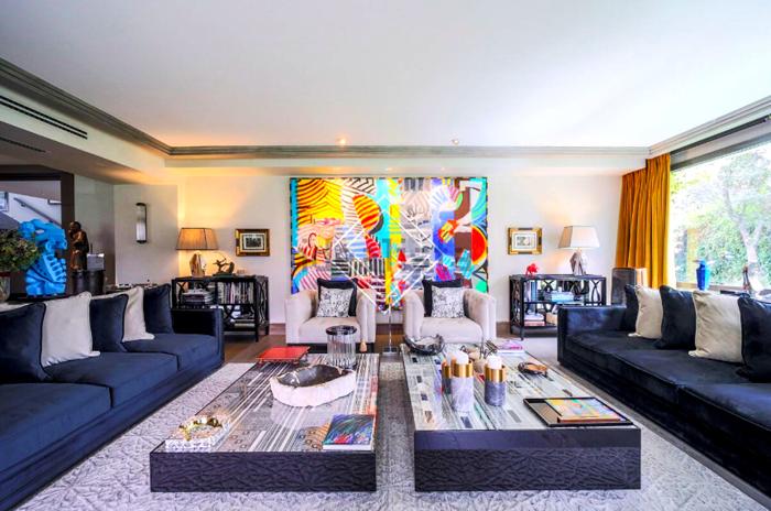 La stanza ha ampi divani e un arredamento moderno, foto Idealista/GV | Real Estate casa mbappè-7