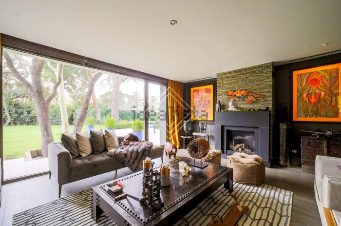 Uno dei soggiorni è arricchito da un camino, foto Idealista/GV | Real Estate casa mbappè-8