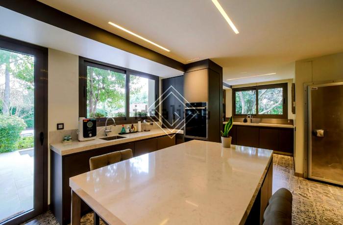 La cucina è dotata di tutti i comfort, foto Idealista/GV | Real Estate casa mbappè-9