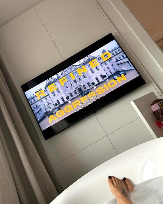 Sonia Bruganelli ha deciso di mettere una televisione in bagno, foto @soniabrugi via Instagram casa sonia bruganelli-10