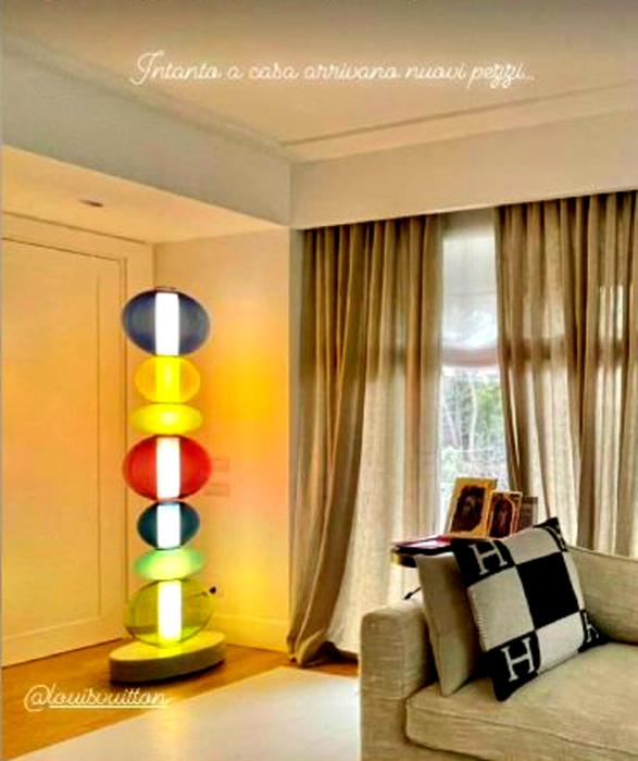 La lampada ha uno stile pop, foto @soniabrugi via Instagram casa sonia bruganelli-7