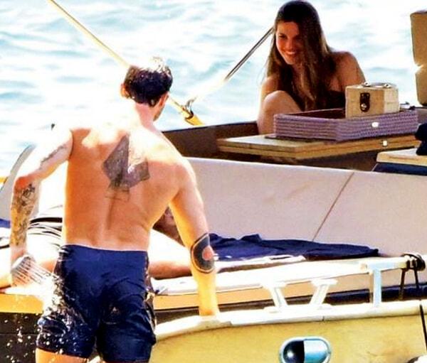De Martino sulla barca con Martina De Carlo, foto da Chi-2 De Martino sulla barca con Martina De Carlo, foto da Chi-2