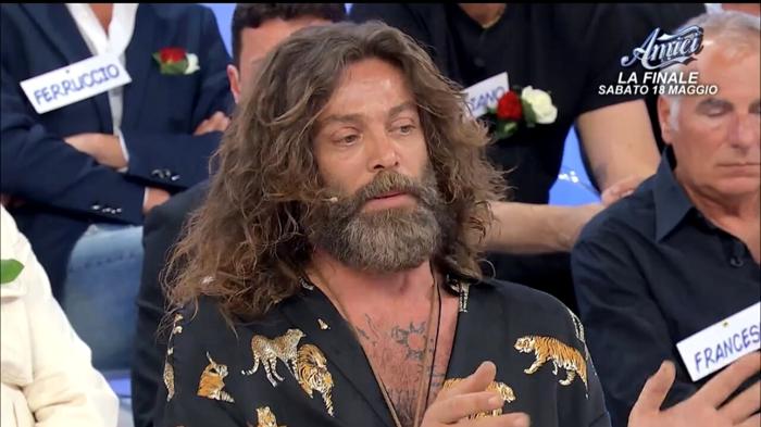 Triangolo amoroso tra Ernesto, Elisa e Barbara: tensioni e colpi di scena