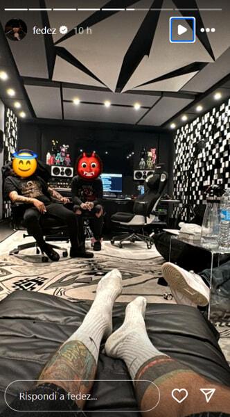 Fedez nel suo studio di registrazione-2 Fedez nel suo studio di registrazione-2