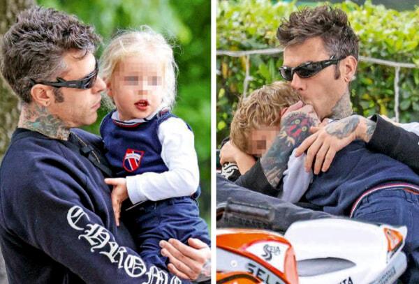 Fedez paparazzato al parco con i figli, foto da Gente Fedez paparazzato al parco con i figli, foto da Gente