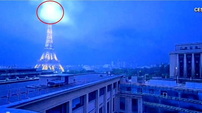 La Torre Eiffel: simbolo di Parigi tra fulmini e controversie