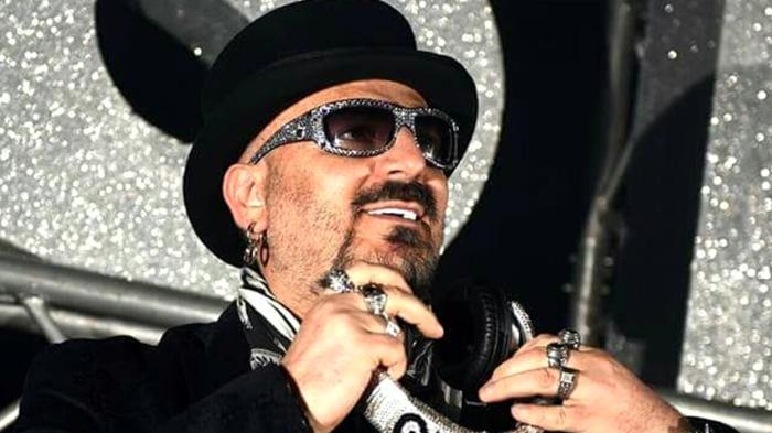 Il ritorno di Gigi D’Agostino: tra la luce e l’ombra