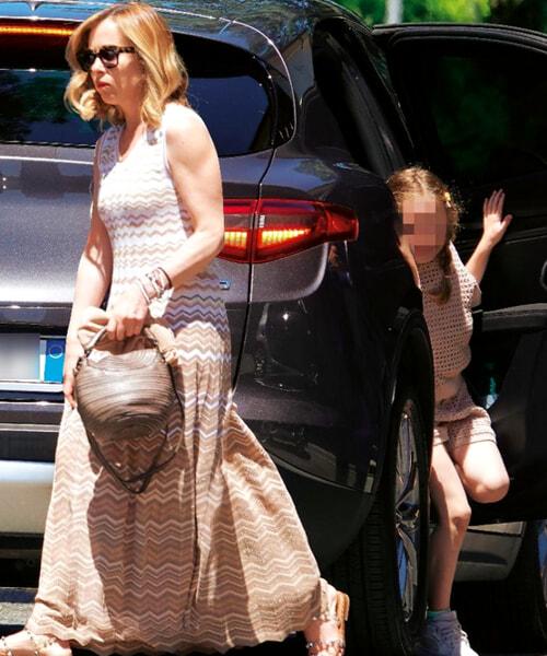 Giorgia Meloni e la figlia mentre scendo dall'auto per recarsi a casa di Arianna, foto da Chi-2 Giorgia Meloni e la figlia mentre scendo dall'auto per recarsi a casa di Arianna, foto da Chi-2