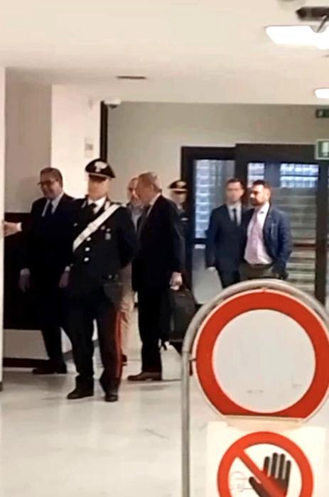 Giovanni Toti esce dal Tribunale di Genova dopo l'interrogatorio di garanzia (LaPresse) giovanni-toti-tribunale-genova