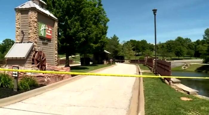 Il luogo in cui è stato trovato morto il bambino di 2 anni (Screen da Fox2 St.Louis KTVI) Il luogo in cui è stato trovato morto il bambino di 2 anni (Screen da Fox2 St.Louis KTVI)