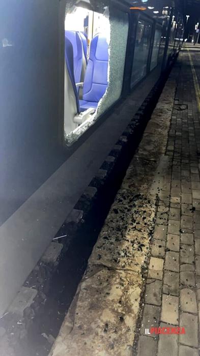 Il treno danneggiato Il treno danneggiato