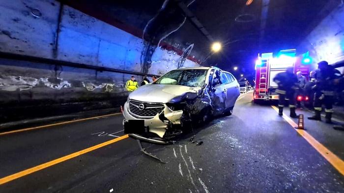 Tragico incidente stradale nella galleria della Limina