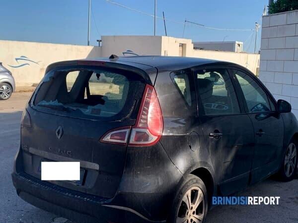 L'auto con il lunotto distrutto L'auto con il lunotto distrutto