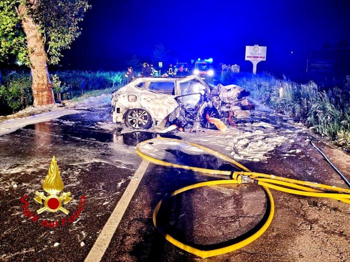 L'auto dopo l'incidente avvenuto a Sona L'auto dopo l'incidente avvenuto a Sona