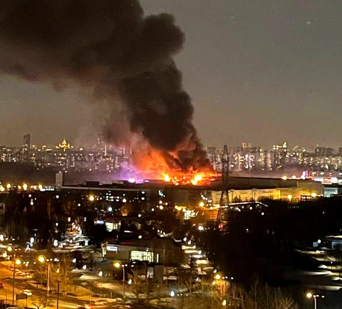 L'edificio in fiamme dopo l'attentato L'edificio in fiamme dopo l'attentato