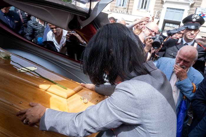 La moglie Giulia Berdini ai funerali del giornalista RAI Franco Di Mare (LaPresse) La moglie Giulia Berdini ai funerali del giornalista RAI Franco Di Mare (LaPresse)
