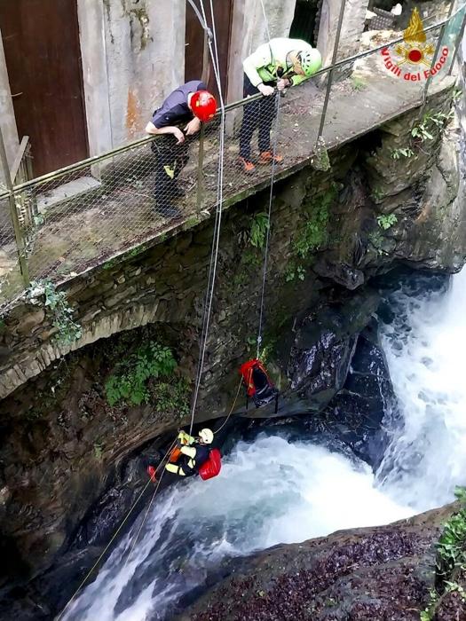 Le operazioni di soccorso nel torrente Esino. Le operazioni di soccorso nel torrente Esino.