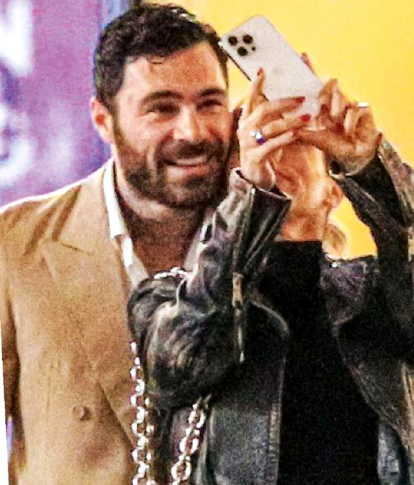 Si scattano un selfie nel centro di Roma madonia bruganelli 2-2