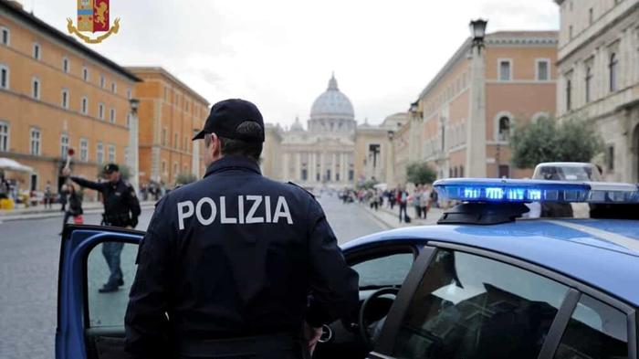 Prete fermato a Roma con arsenale di armi in piazza San Pietro