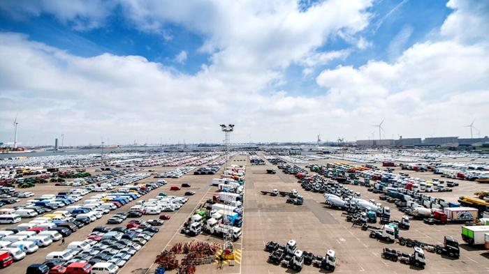 La sfida della congestione: auto elettriche cinesi invadono i porti belgi
