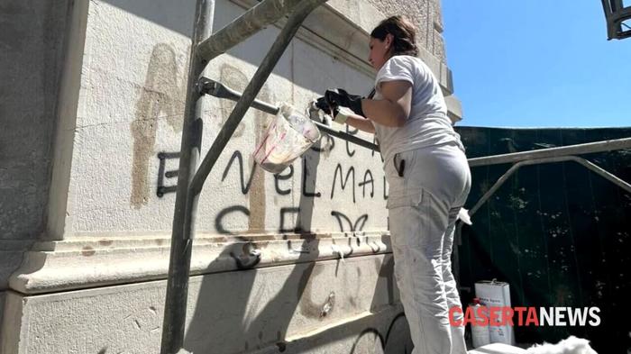 Vandalismo alla Reggia di Caserta: Indignazione e Ripristino