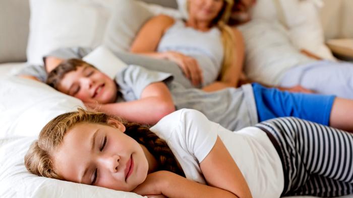 Come far addormentare i bambini serenamente: consigli e rituali