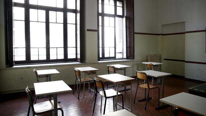 Scandalo sessuale in una scuola media: docente indagato per abusi sui bagni