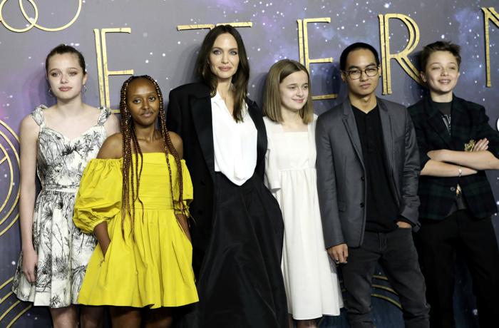 Shiloh Jolie-Pitt, da sinistra, Zahara Jolie-Pitt, Angelina Jolie, Vivienne Jolie-Pitt, Maddox Jolie-Pitt e Knox Jolie-Pitt  Foto LaPresse