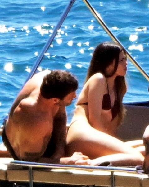Stefano e Martina sulla barca, foto da Chi-2 Stefano e Martina sulla barca, foto da Chi-2