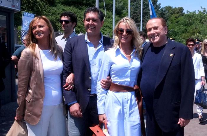 Giovanni Toti con la moglie Siria Magri con Silvio Berlusconi e Francesca Pascale alle elezioni 2015 Toti berlusconi pascale