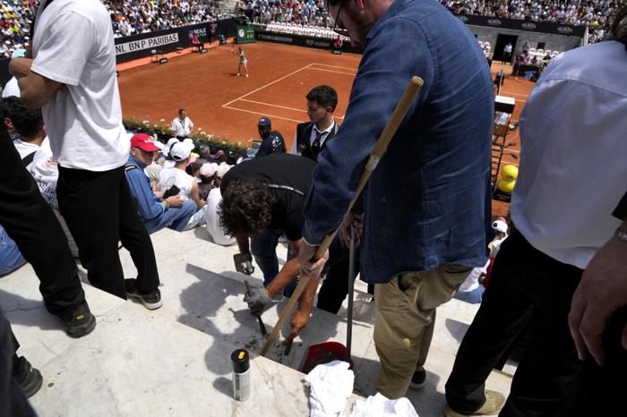 Gli steward impegnati nella pulizia degli spalti dalla vernice (Foto LaPresse) Gli steward impegnati nella pulizia degli spalti dalla vernice (Foto LaPresse)